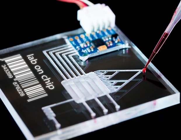 Portable paper device rapidly detects scopolamine in beverages