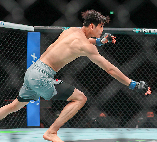 Lim Kwan-woo, the No. 1 player in the Shuto lightweight division, is playing a quarterfinal match of the 5 featherweight of the season of the Road to UFC, an Asian mixed martial arts talent discovery project at Inhe Zong Pavilion in the special administrative district of Macau, China, in May 2026. It is 188cm tall and 189.2cm in wingspan. Photo = Courtesy of Lee Kyo-duk, a martial arts reporter