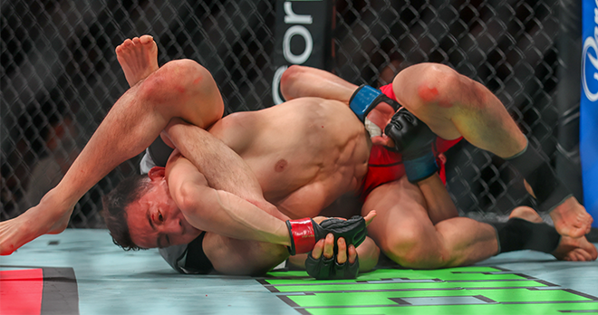 Shuto lightweight No. 1 Lim Kwan-woo is attacking Chinese wrestling championship No. 3 Ahejiang Irish with a hybrid technology that combines the Asian talent project Road to UFC 5 featherweight quarterfinal twister and leg triangle at Inhe Zheng Pavilion in Macau, China, in May 2026. Photo = Courtesy of Lee Kyo-duk, a martial arts reporter