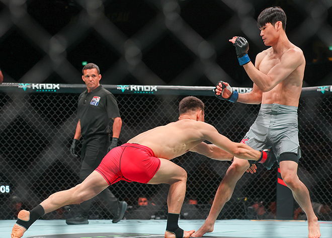 Shuto lightweight No. 1 Lim Kwan-woo is facing Ahejiang Ironual, No. 3 in the Chinese Wrestling Championship in the 5th featherweight quarterfinal of the season of the Asian Talent Project Road to UFC at Inhe Zongyigwan in Macau Special Administrative Region, China, in May 2026. It is 188cm tall and 189.2cm in wingspan. Photo = Courtesy of Lee Kyo-duk, a martial arts reporter