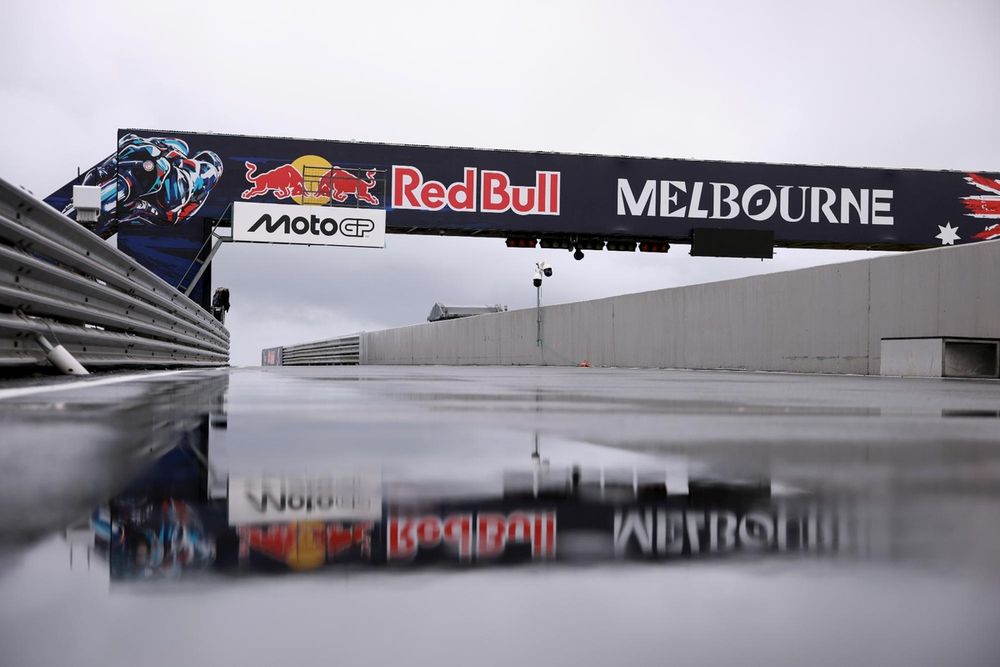 Pitlane de Phillip Island con lluvia