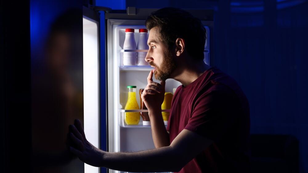 Experts caution against sweeping dietary claims promoted by biohacking influencers (Photo: Shutterstock/New Africa) אכילה לילה