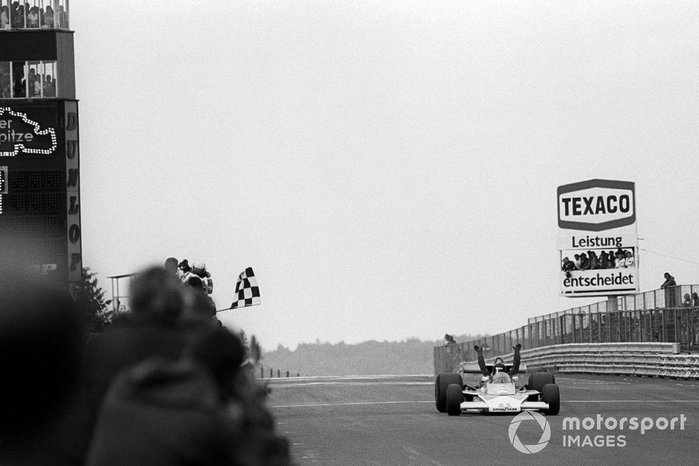 Hunt had almost half 
a minute in hand over 
Scheckter at the flag