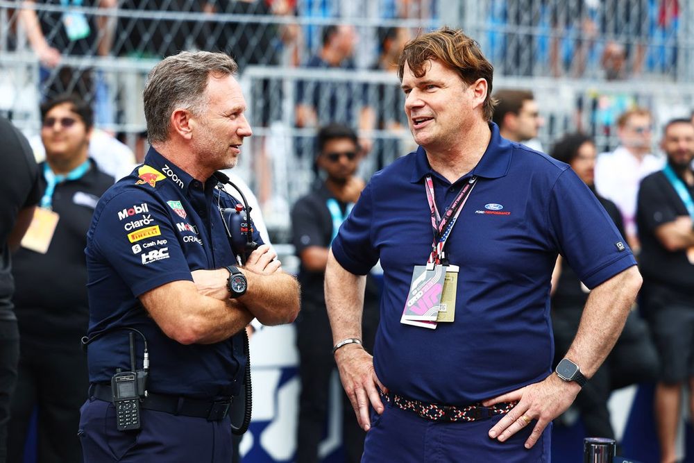 Horner, here talking to Ford's Farley, found support from the Blue Oval
