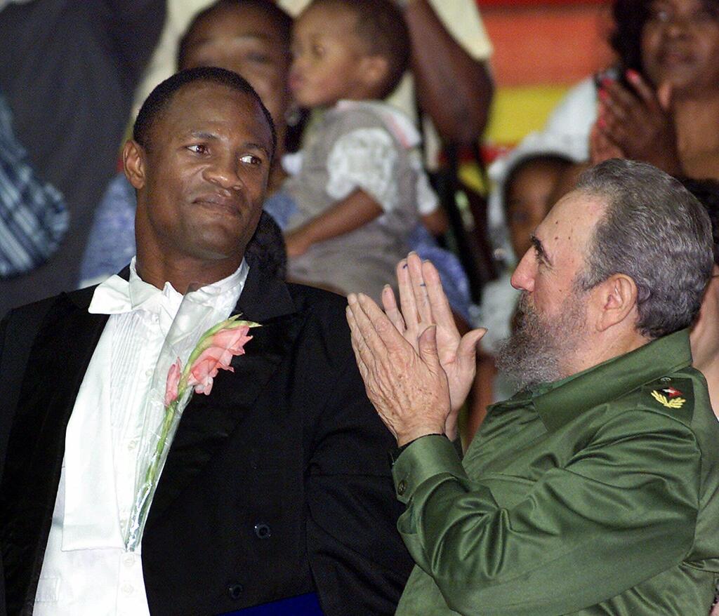 Turned down millions and remained loyal to Cuba. Felix Savon with Fidel Castro (Photo: AP Photo/Jose Goitia) פליקס סאבון עם פידל קסטרו