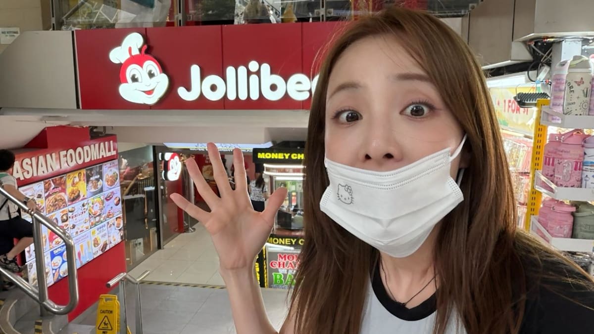 Philippines-raised K-pop star Sandara Park surprised to find Jollibee on Orchard Road, gets dinner there