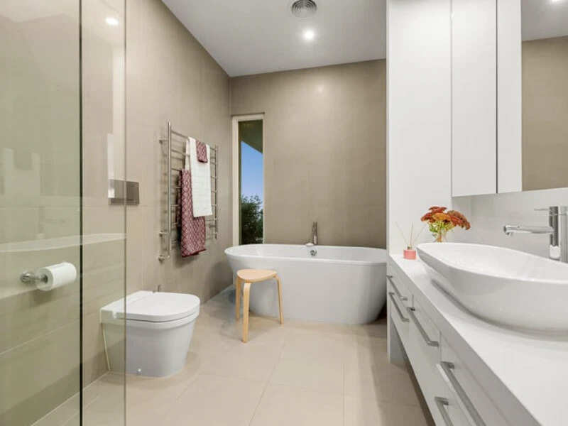 Pic credit: Realtor.com.au The bath