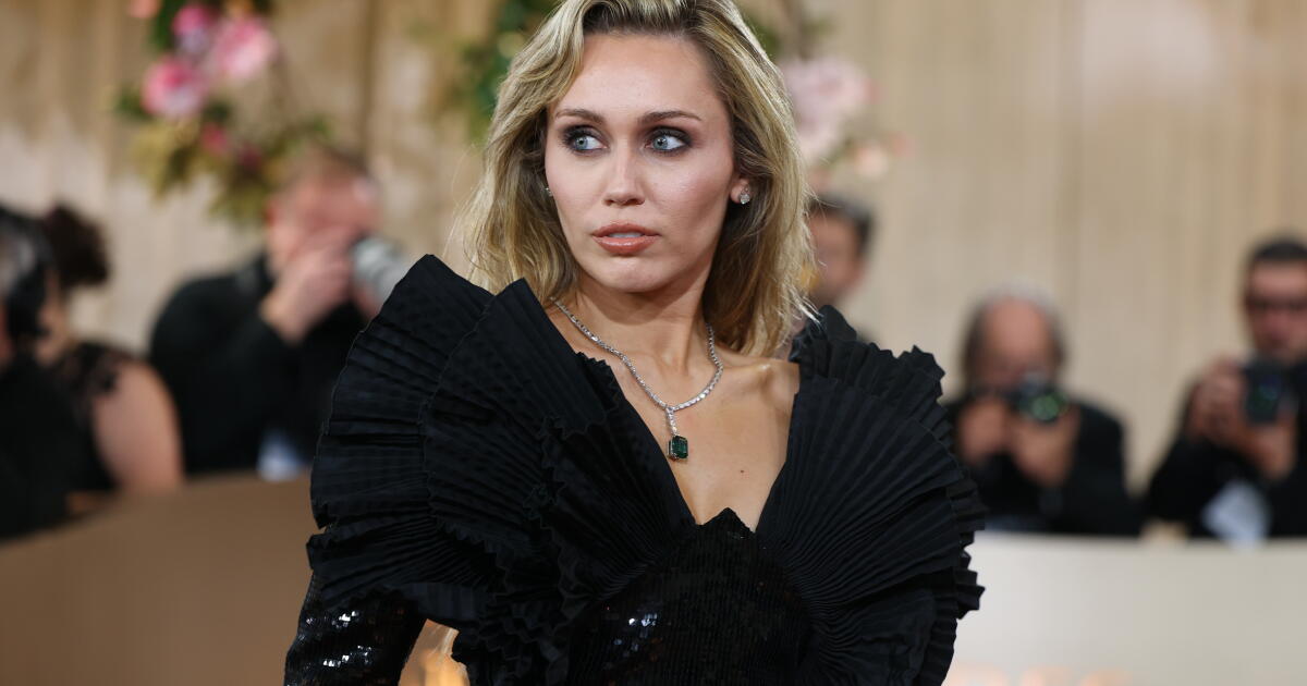 Miley Cyrus makes a comeback of sorts at the Hollywood Bowl