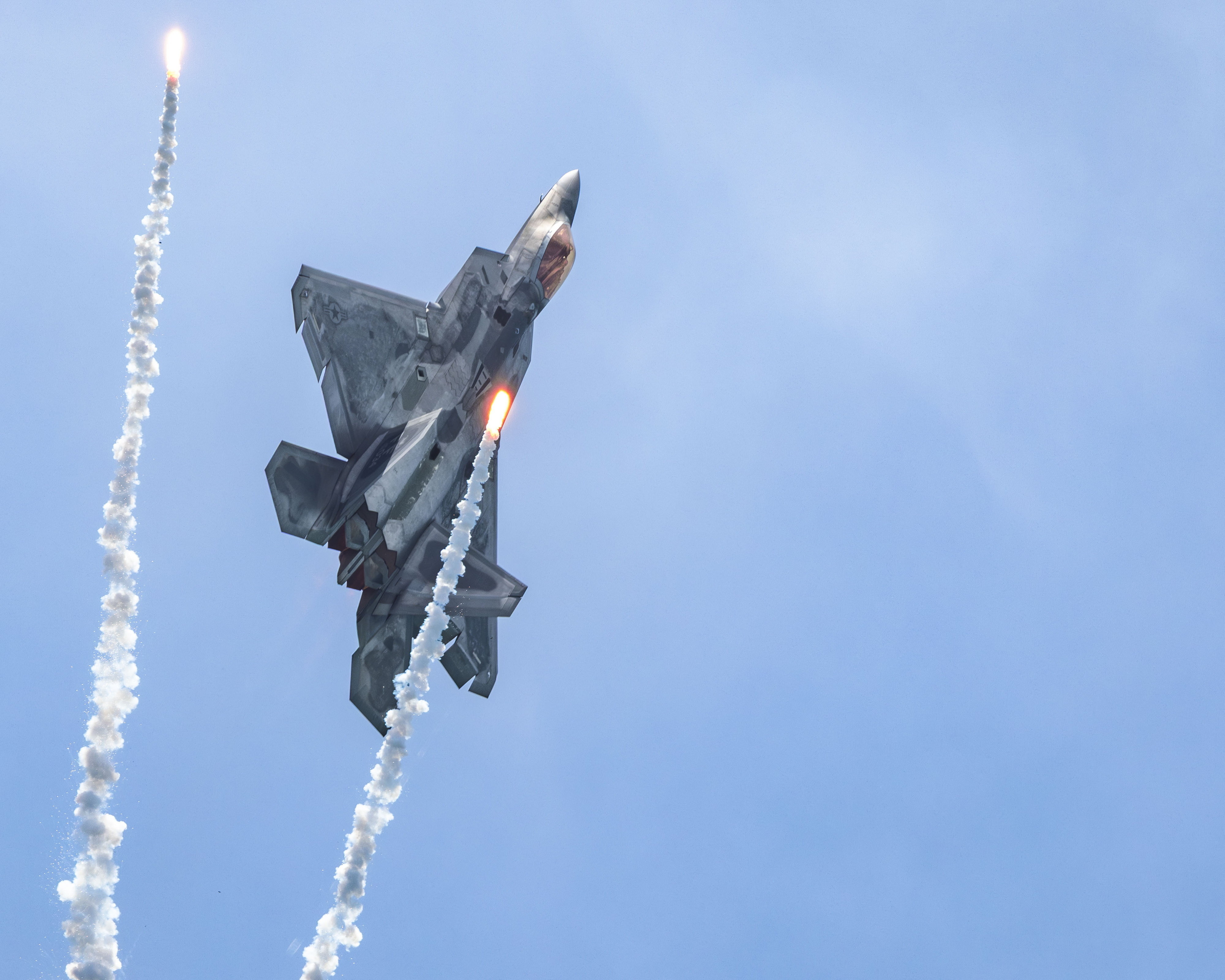 Fighter pilot shows flair during jaw-dropping display