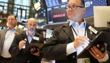 S&P/TSX composite nearly 100 points higher, U.S. markets also rise