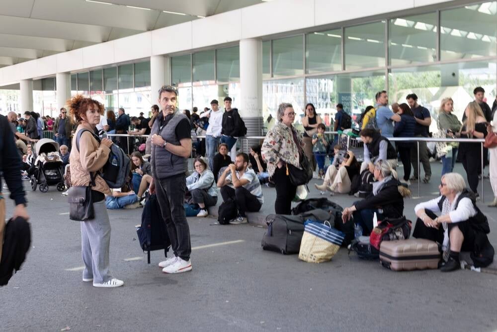 Blackout in Madrid, Spain - 28 apr 2025. Several people wait outside the Atocha train station in Madrid. The Iberian Peninsula lost power around 12:30 p.m.