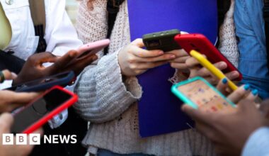 EE to launch phone plans which restrict internet for teens
