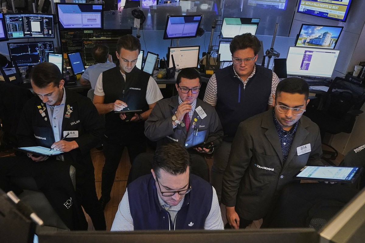 S&P/TSX composite down at Friday's close, U.S. markets mixed amid muted trading day