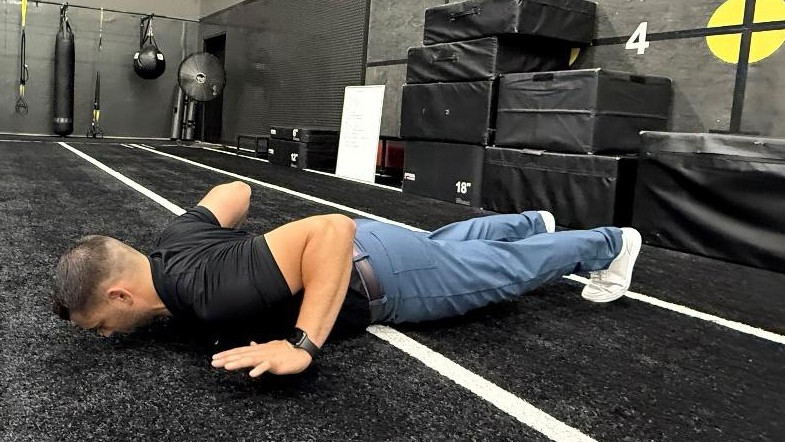 man doing exercise in the gym