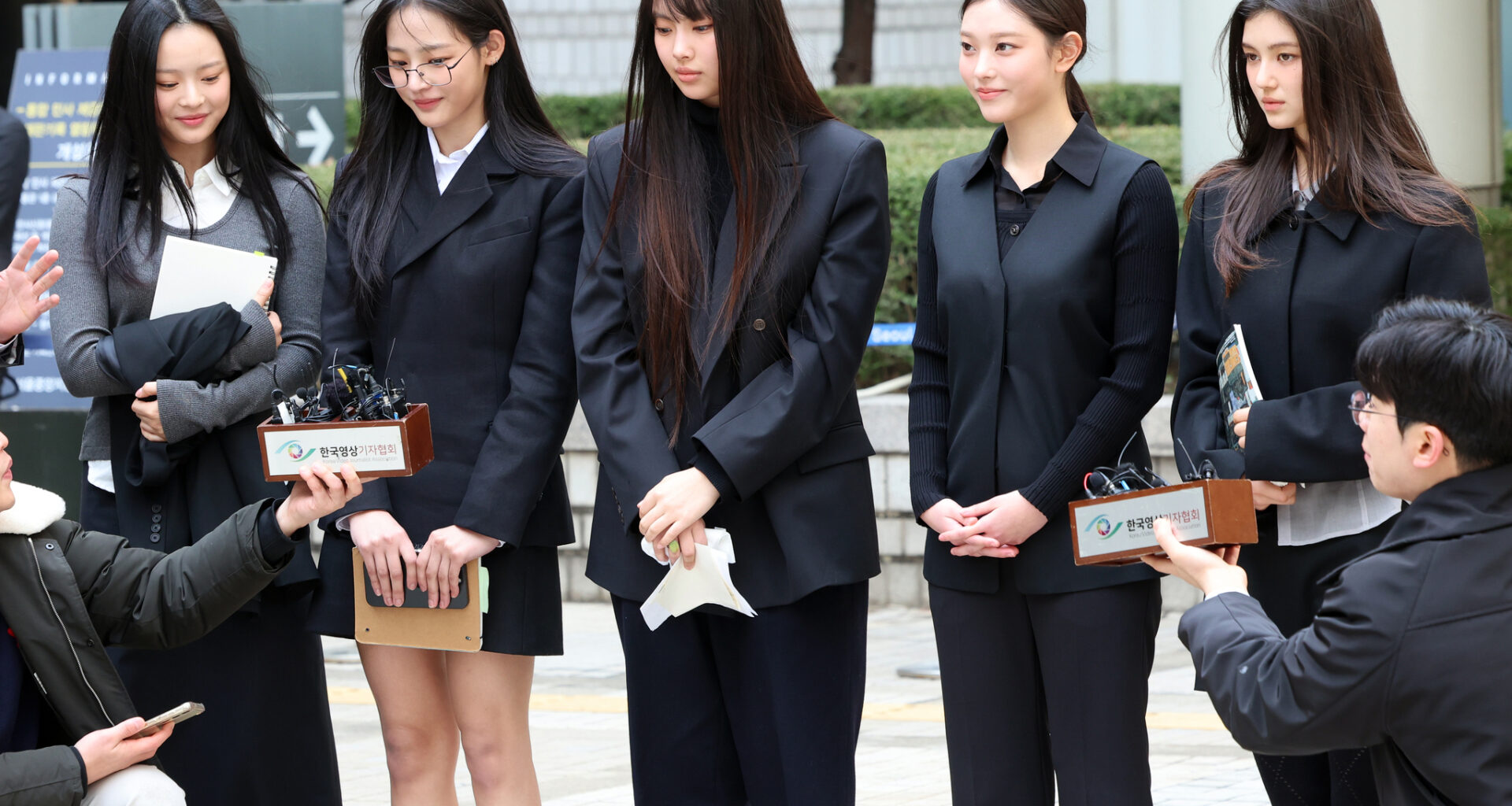 NewJeans members respond to questions from the local press at Seoul Central District Court in Seocho District, southern Seoul, on March 7. [NEWS1]