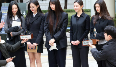 NewJeans members respond to questions from the local press at Seoul Central District Court in Seocho District, southern Seoul, on March 7. [NEWS1]