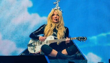 Kesha Fights Tears While Performing 'Happy' at Ohio Show: Watch