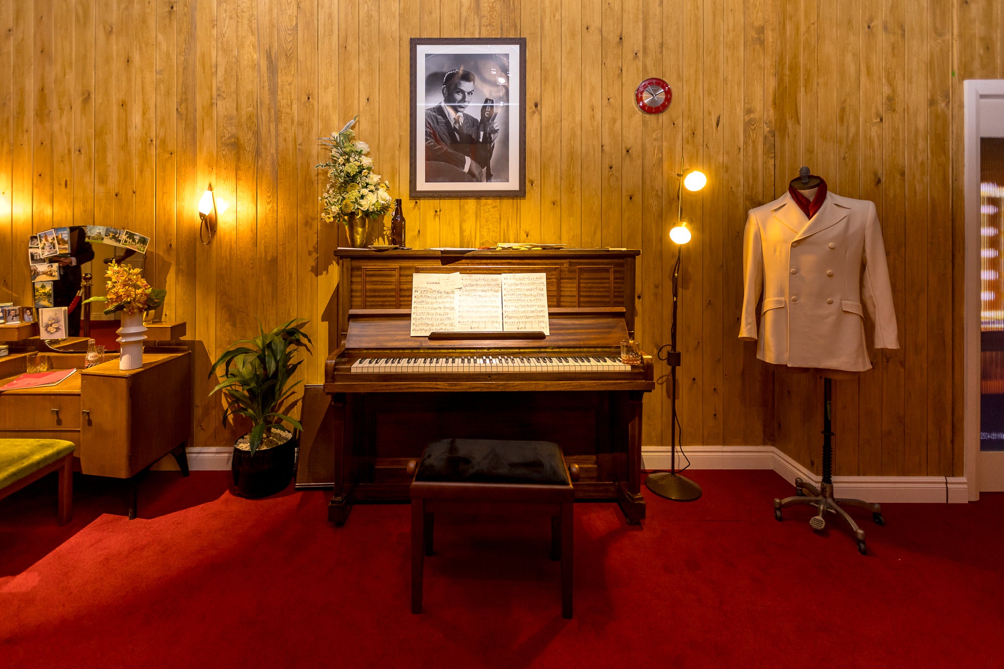 A recreation of the NBC studio backstage area failed to wow audiences who had come expecting to see a hologram of Elvis