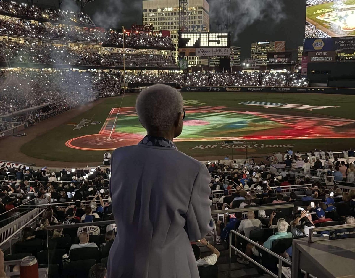 How that photo of Hank Aaron’s widow went from personal snapshot to viral tearjerker