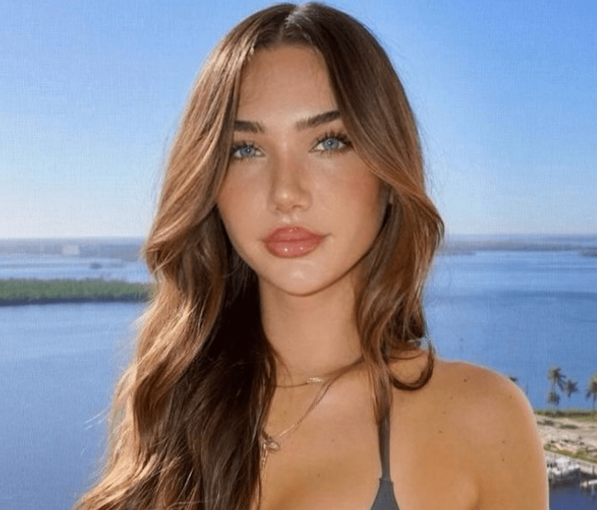 “Bombshell” Olivia Mogan in Bikini Enjoys “Italian Summer”