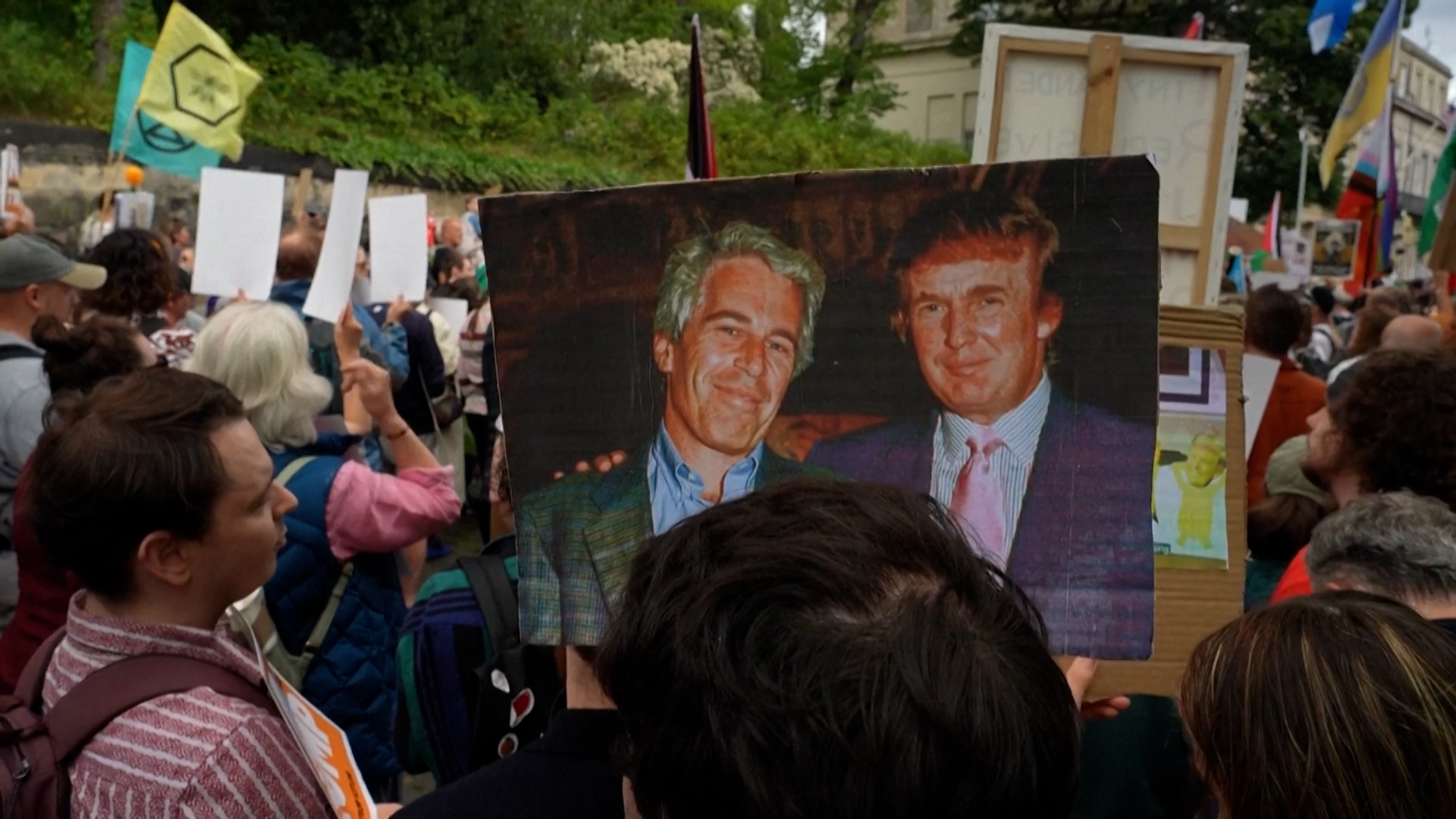 Click to play video: '‘He shouldn’t be here’: Anti-Trump protesters gather outside U.S. consulate in Edinburgh'