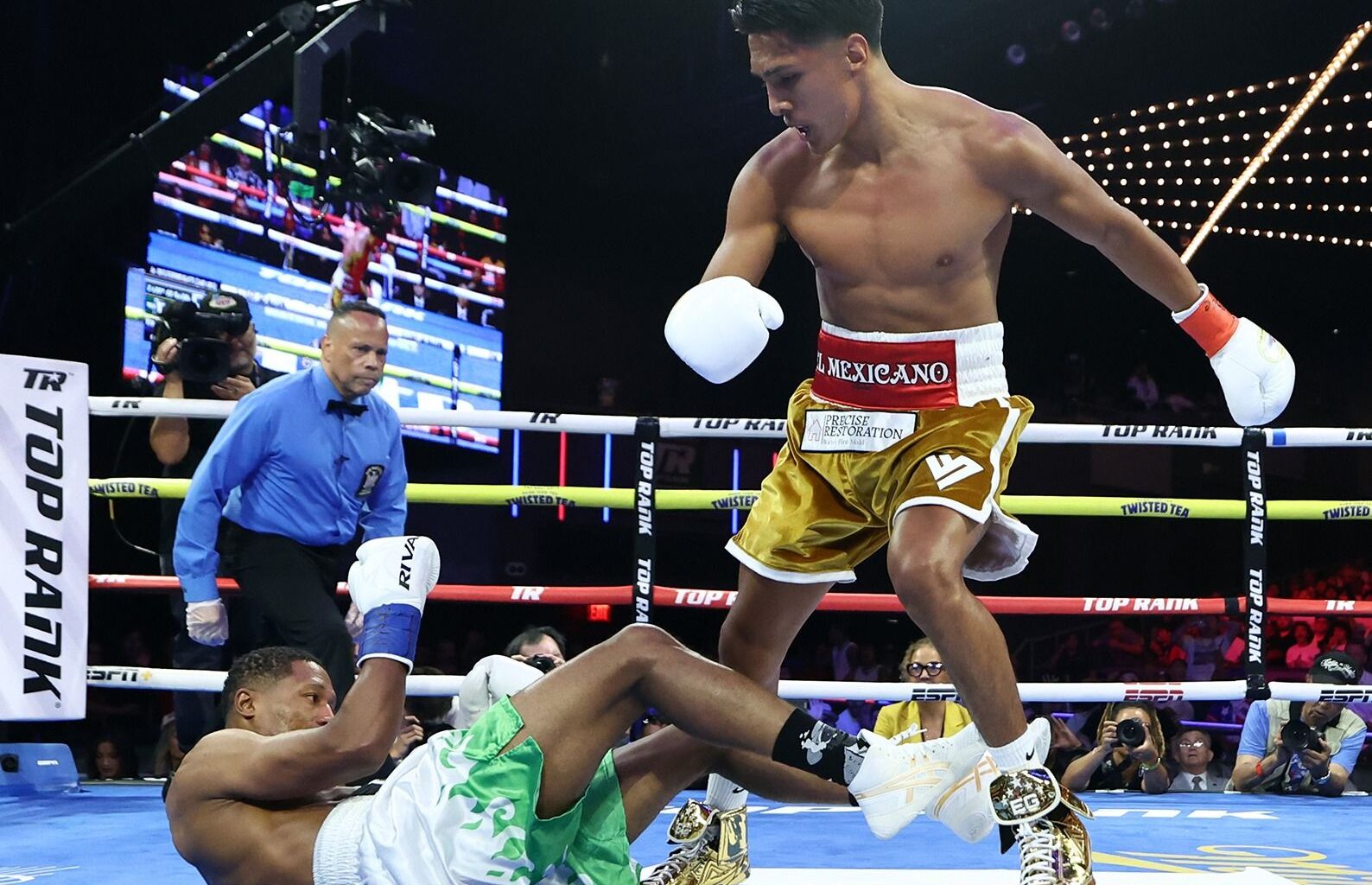 Vargas vaults beyond Espinoza with another highlight reel KO