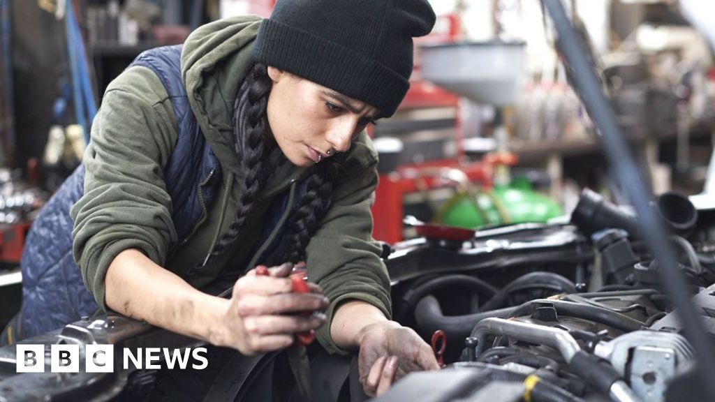 UK jobs market cools as unemployment rate rises