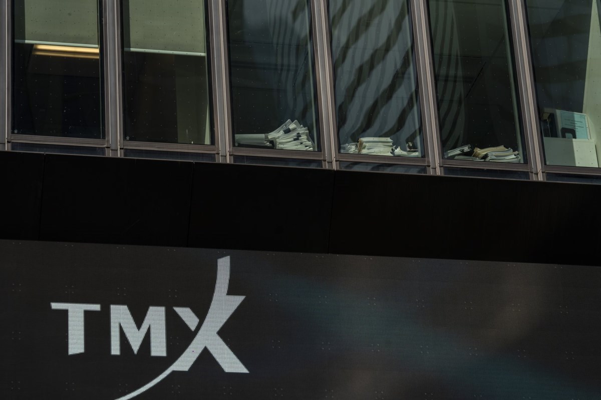 S&P/TSX composite index makes gains while U.S. markets dip