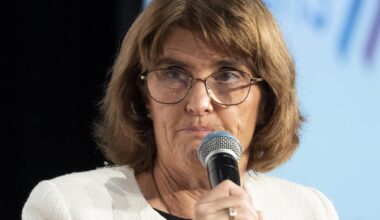 Opinion: Reduce executive hours and save 30,000 jobs