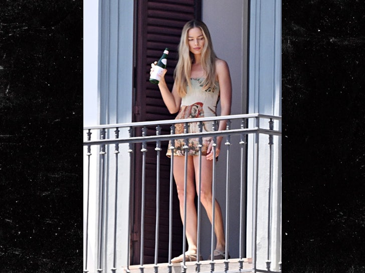 Margot Robbie Tom Ackerley backgrid sub 3