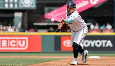 Mariners' Josh Naylor grimaces after swing, exits early