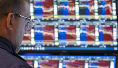 S&P/TSX composite closes slightly higher, U.S. markets slip