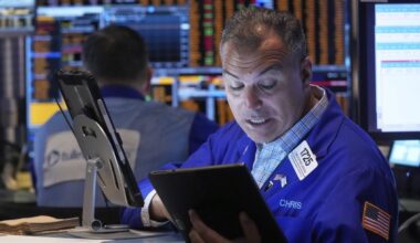 Stocks are falling again on Wall Street after a weaker-than-expected profit report from Walmart