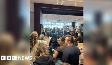 Waterstones sorry after readers criticise event 'overcrowding'