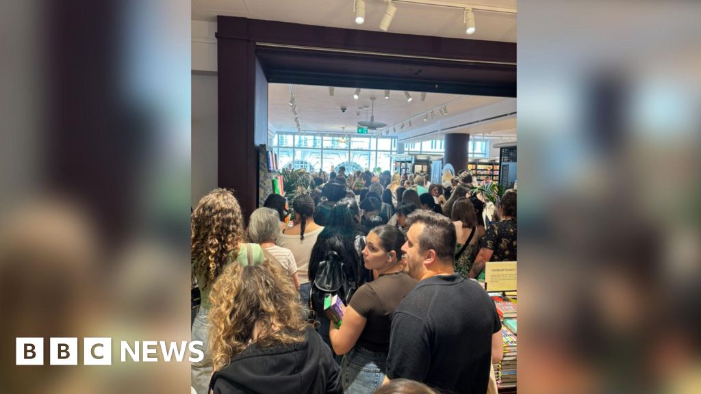 Waterstones sorry after readers criticise event 'overcrowding'