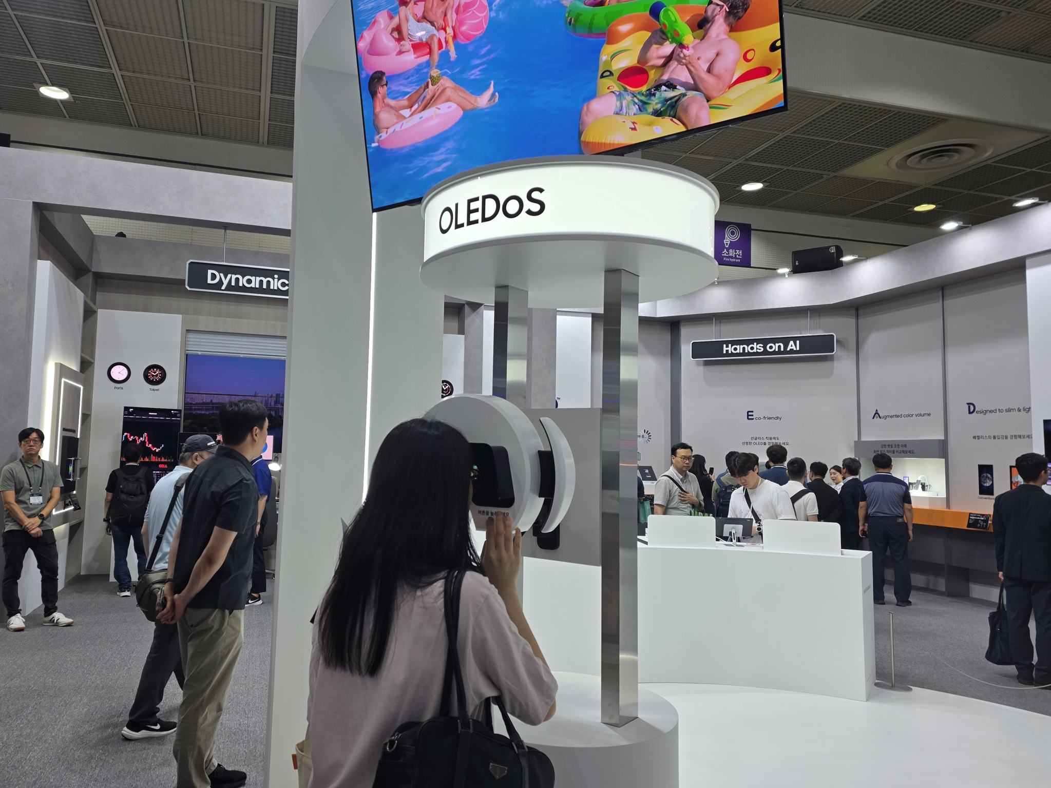 A visitor tries out Samsung Display’s OLEDoS product at the K-Display 2025 Korea Display Exhibition at Coex in Gangnam District, southern Seoul, on Aug. 7. [LEE GA-RAM] 