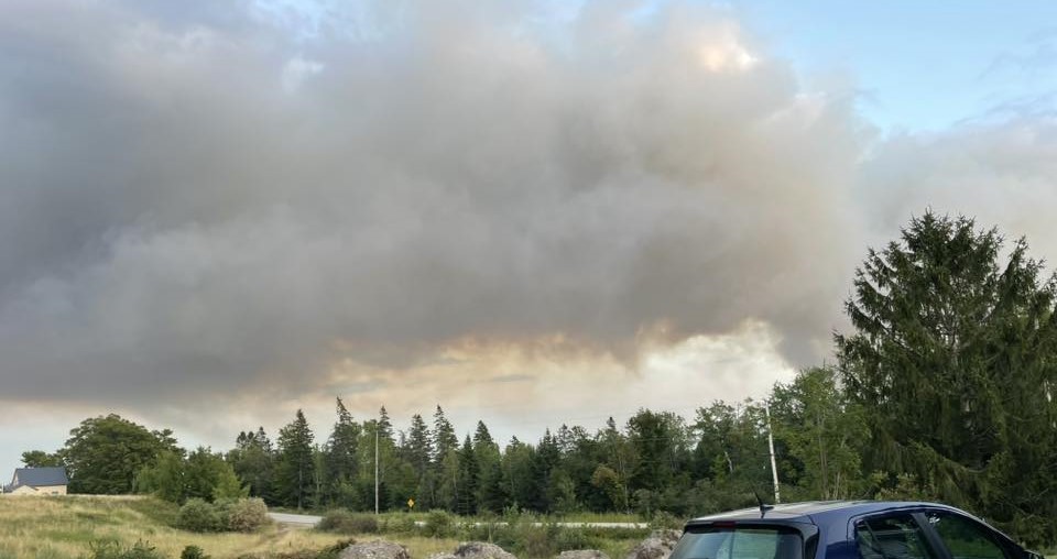 'Extreme fire behaviour' in West Dalhousie with homes evacuated