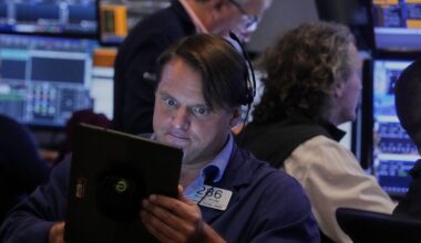 S&P/TSX composite down in late-morning trading, U.S. stock markets also lower