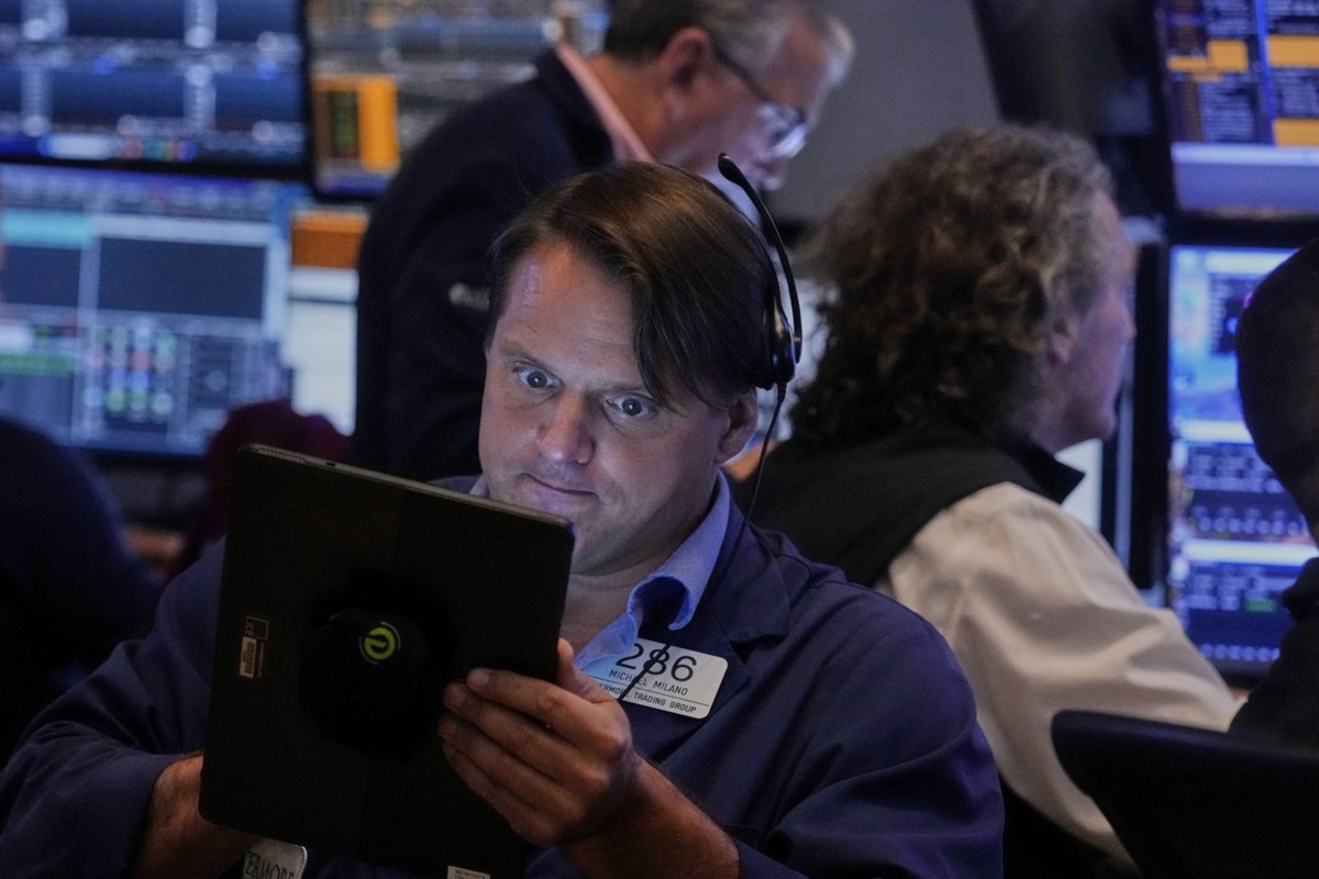 S&P/TSX composite finishes slightly higher, U.S. markets mixed