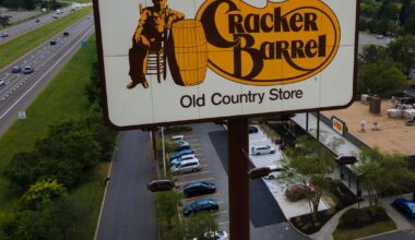 U.S. restaurant chain Cracker Barrel cracks, revives old logo - CTV News