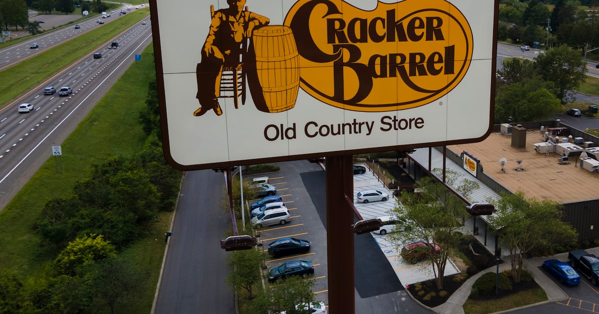 U.S. restaurant chain Cracker Barrel cracks, revives old logo - CTV News