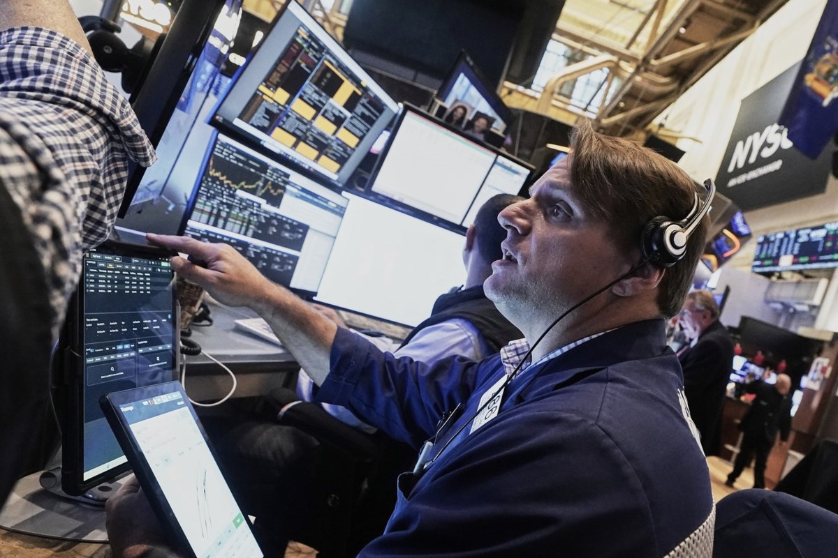 S&P/TSX composite edges slightly lower as markets watch Trump-Putin meeting