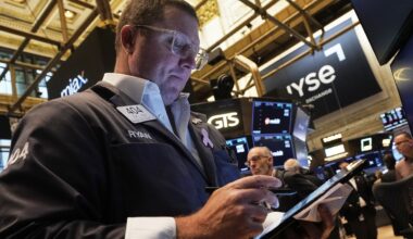 S&P/TSX composite down more than 100 points, U.S. stock markets also lower