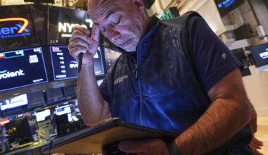 US stocks hold steady following more profit reports