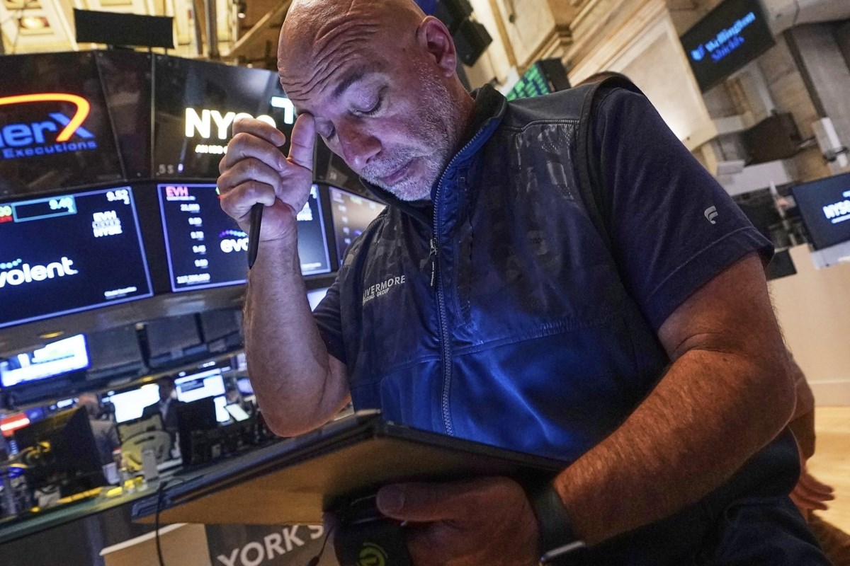 US stocks hold steady following more profit reports
