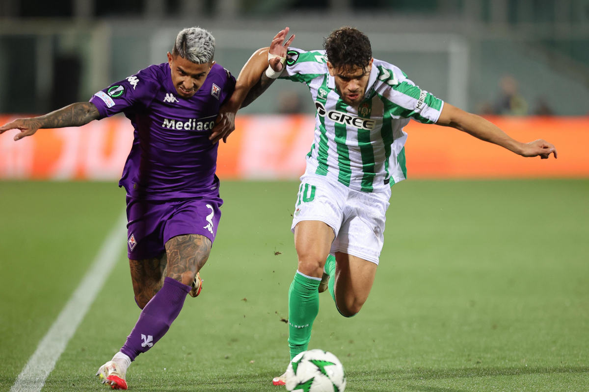 epa12085084 Fiorentina's defender Dodo' (L) in action against Betis's foward Abde Ezzalzouli (R) during the UEFA Conference League semi finals 2nd leg match ACF Fiorentina vs Betis Sevilla at Artemio Franchi Stadium in Florence, Italy, 08 May 2025. EPA-EFE/CLAUDIO GIOVANNINI
