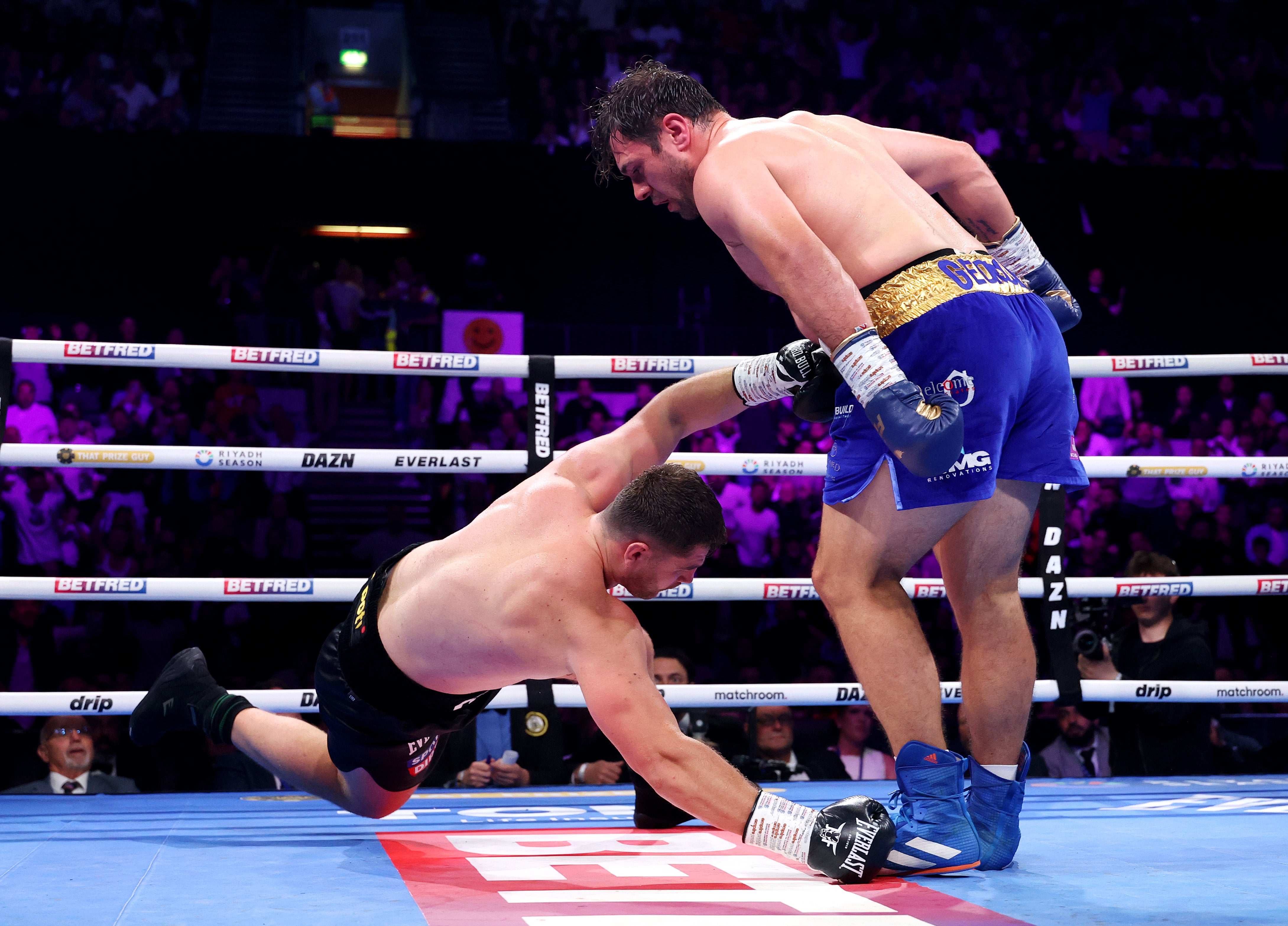 Dave Allen (right) dropped Johnny Fisher twice en route to a stoppage in their rematch