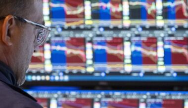 Tech stocks lift TSX higher, U.S. markets mixed