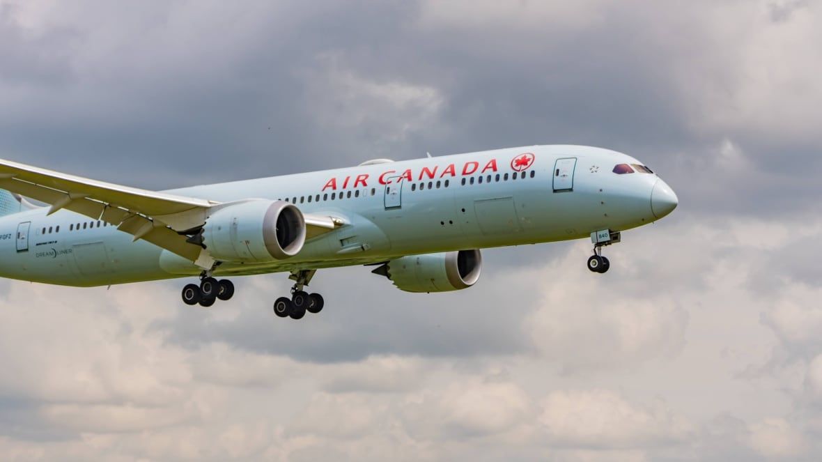 Air Canada plane landing in Ottawa June 18, 2025