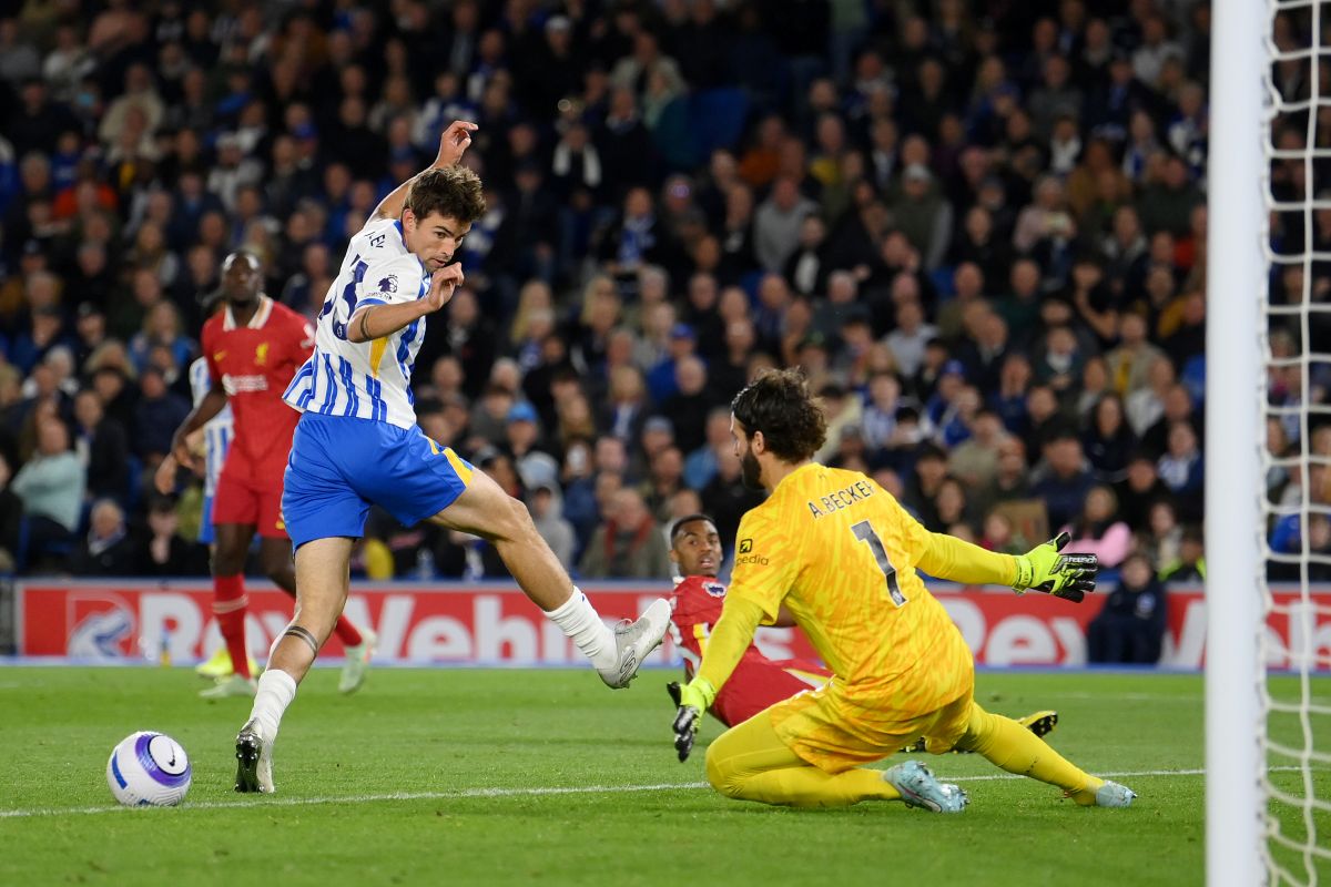 BRIGHTON, ENGLAND - MAY 19: Matt O'Riley of Brighton & Hove Albion looks on towards a loose ball, as Alisson Becker of Liverpool attempts to make a save during the Premier League match between Brighton & Hove Albion FC and Liverpool FC at Amex Stadium on May 19, 2025 in Brighton, England. (Photo by Mike Hewitt/Getty Images)